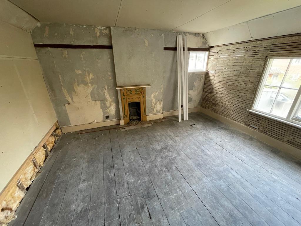 Lot: 58 - SEMI-DETACHED COTTAGE WITH PLANNING TO EXTEND - First floor room